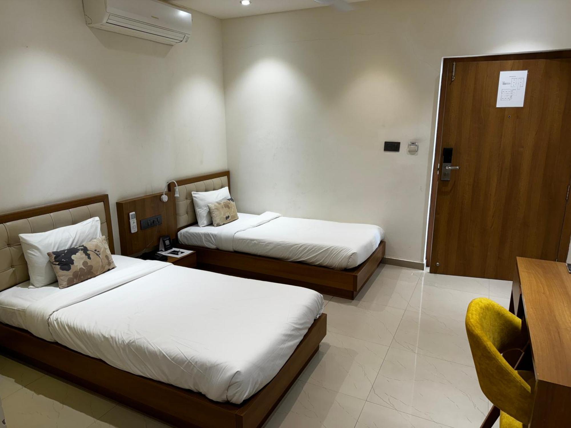 Siara Styles Amba Suites, Gandhinagar Exterior foto