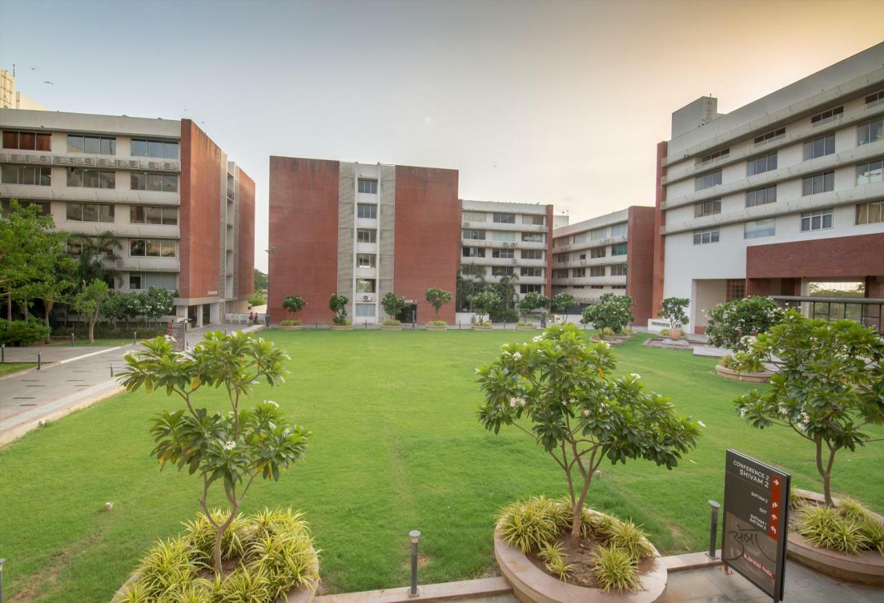 Siara Styles Amba Suites, Gandhinagar Exterior foto